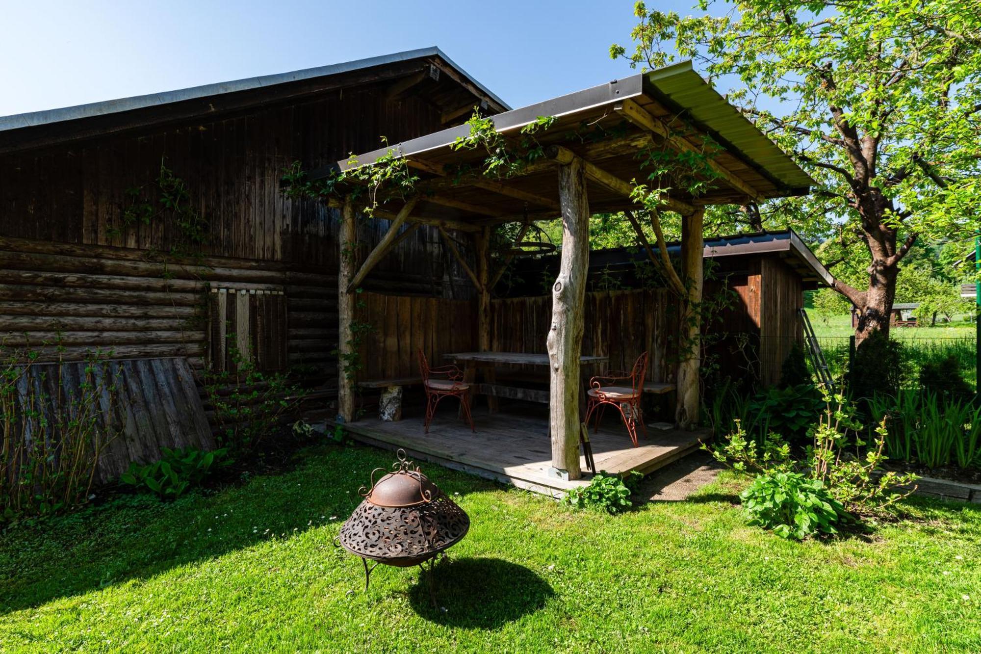 House, Garden And A Green Cat Bled Eksteriør billede